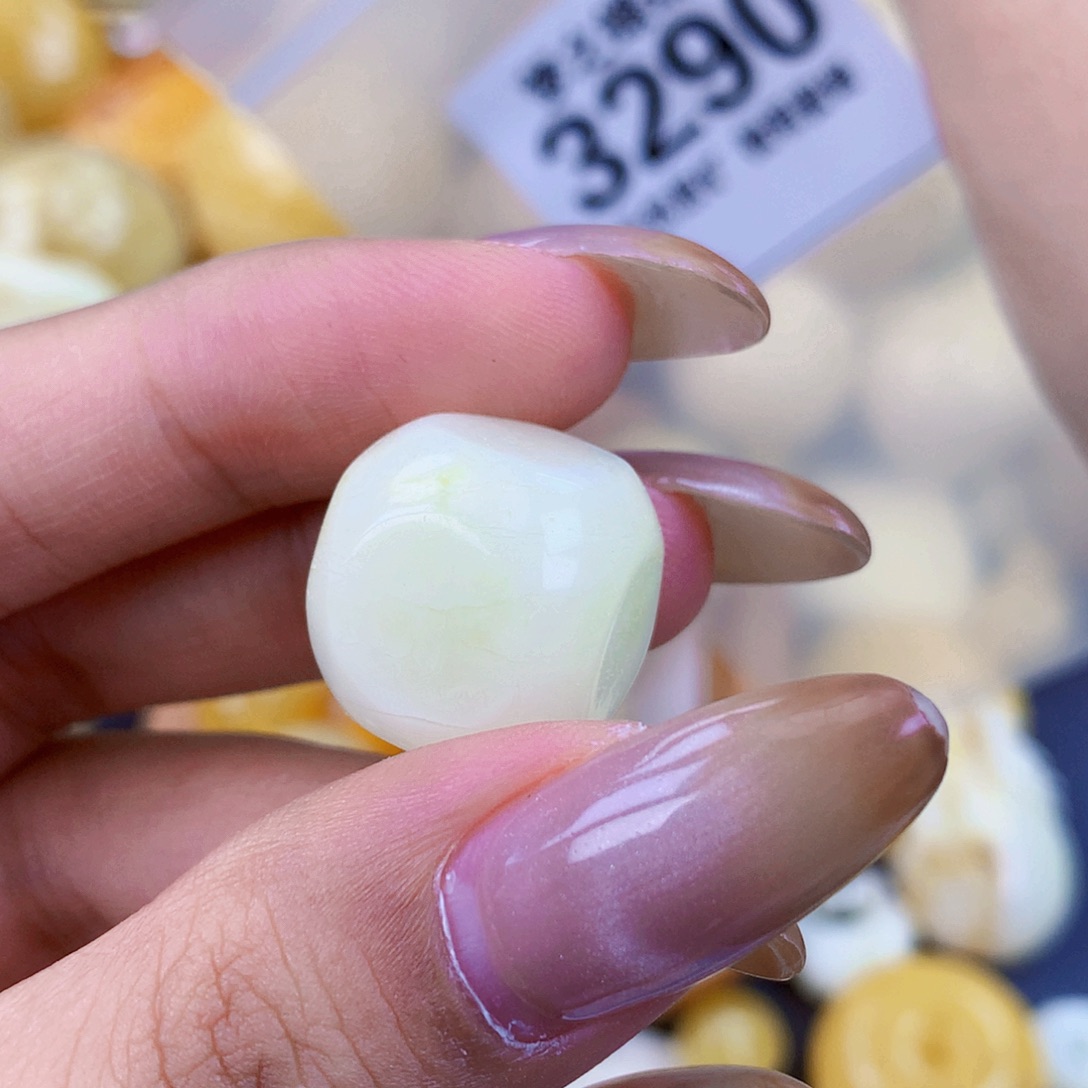 琥珀未镶嵌珠宝奇石16.2 粉