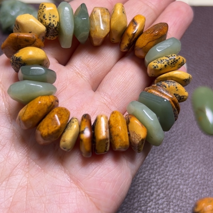 七***爹岫岩河磨玉（透闪石质玉）未镶嵌颈饰