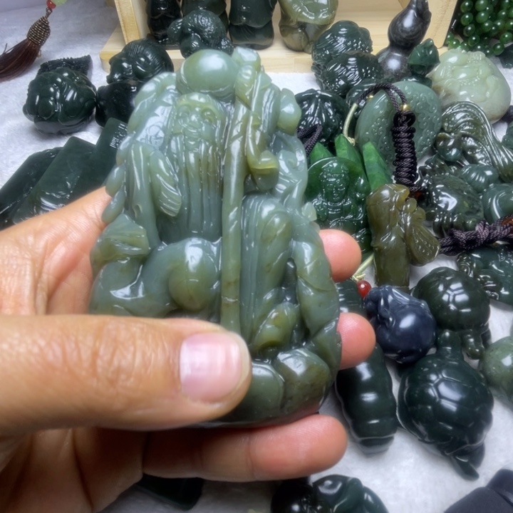 搬***砖和田玉未镶嵌颈饰