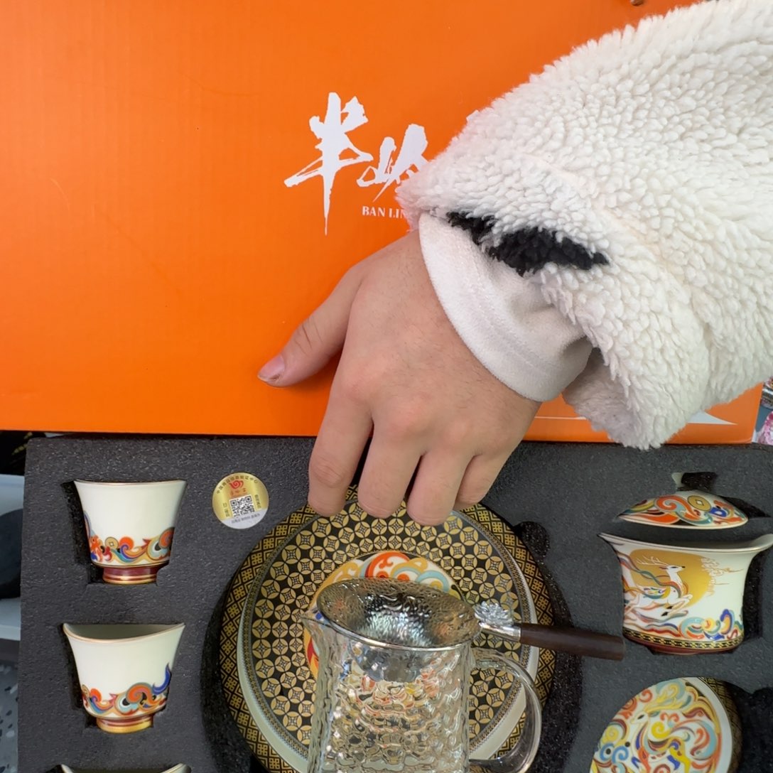 这些盖碗很漂亮我很喜欢！！