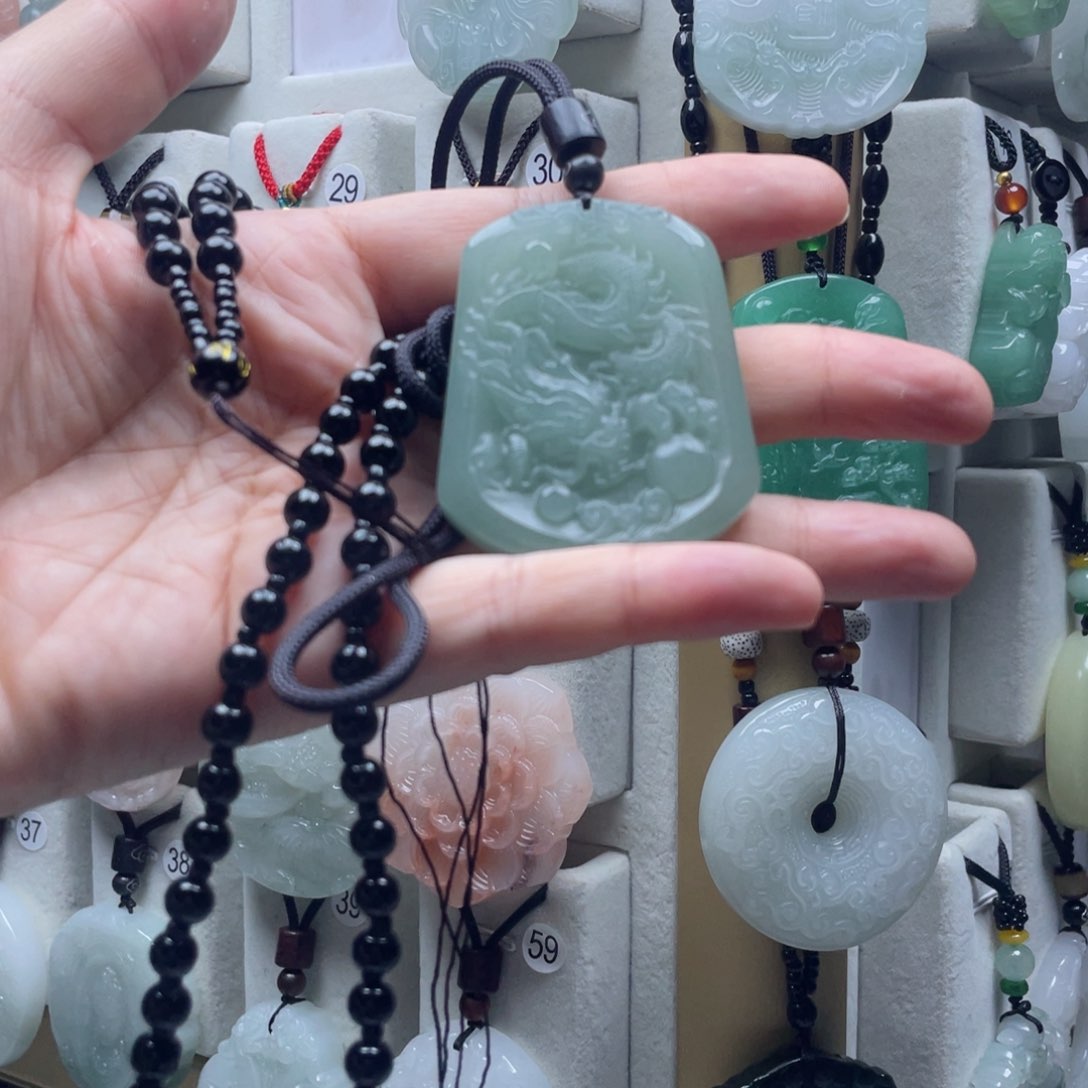 石英质玉（金丝玉）未镶嵌颈饰