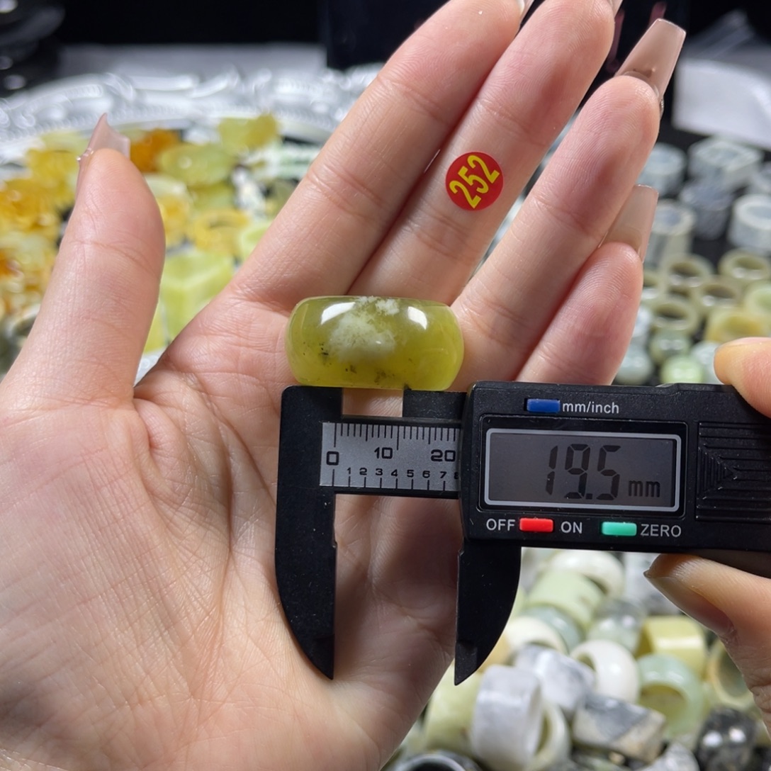 蛇纹石玉未镶嵌戒指