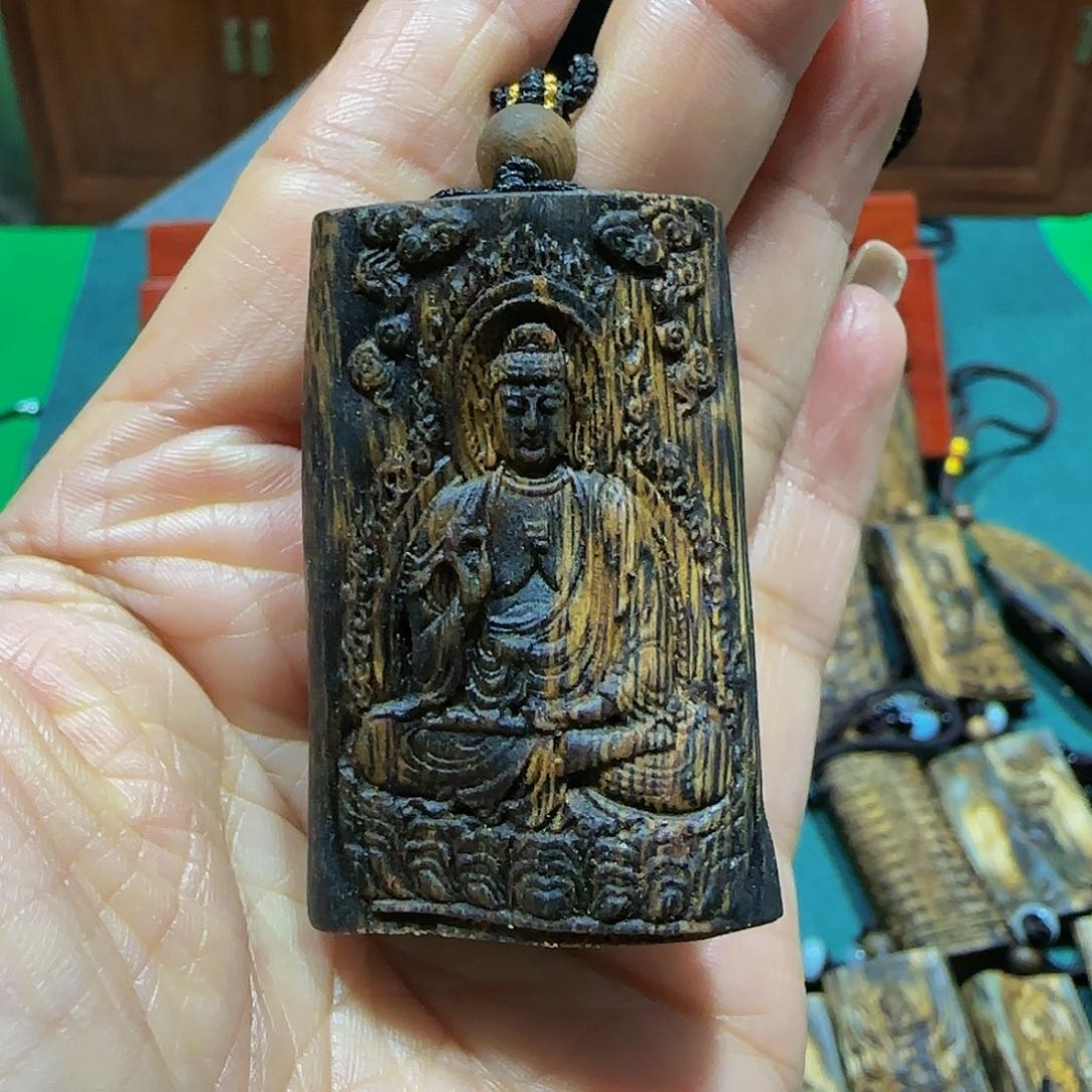 沉香吊坠海南白奇乌身老料雕刻阿弥陀佛带绳14.9克