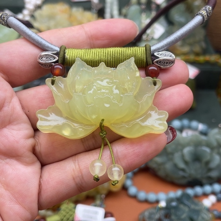 蛇纹石玉吊坠合金