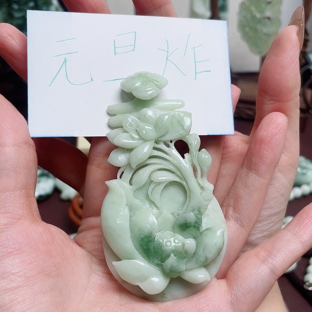 淡***然透闪石-蛇纹石玉未镶嵌颈饰