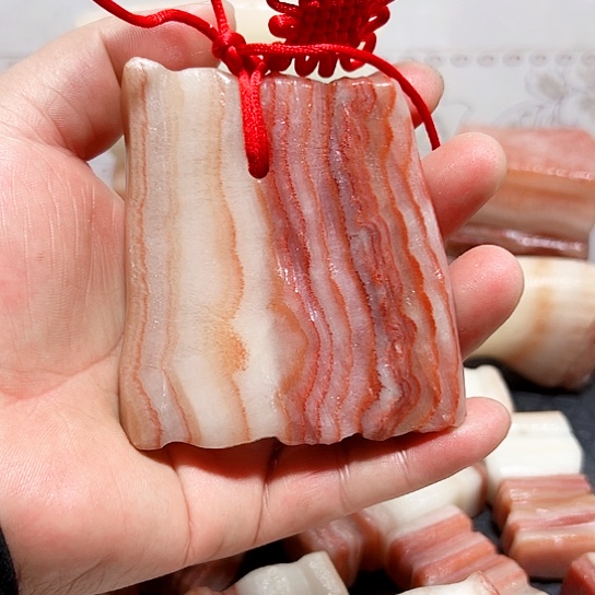 用***9石材广西柳州猪肉石摆件