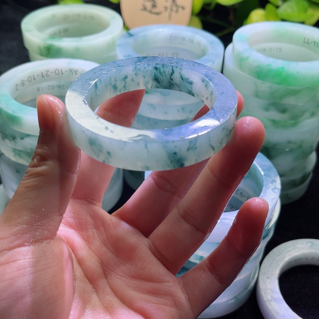 我***贝定制翡翠未镶嵌翡翠手镯