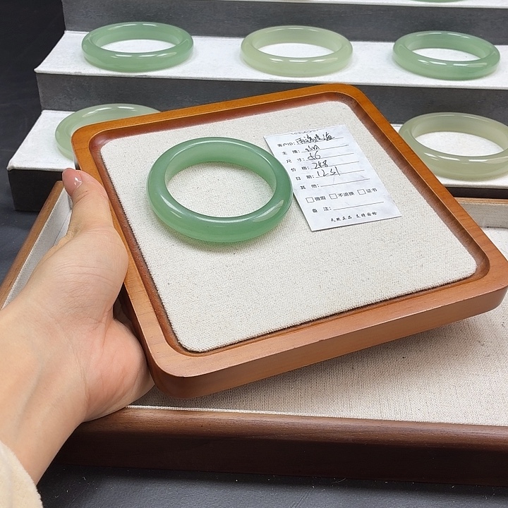 雨***海石英质玉未镶嵌手镯