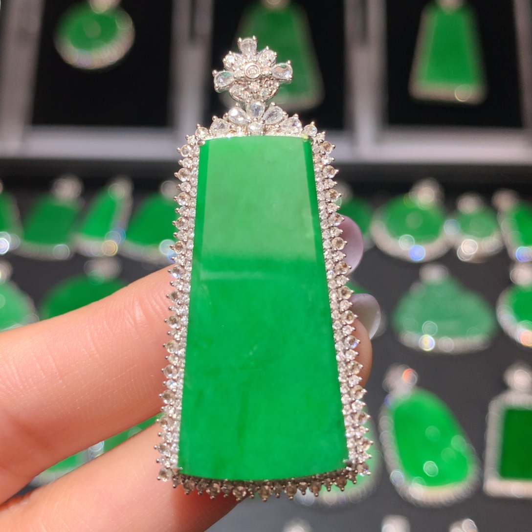 翡翠颈饰18K金镶嵌翡翠