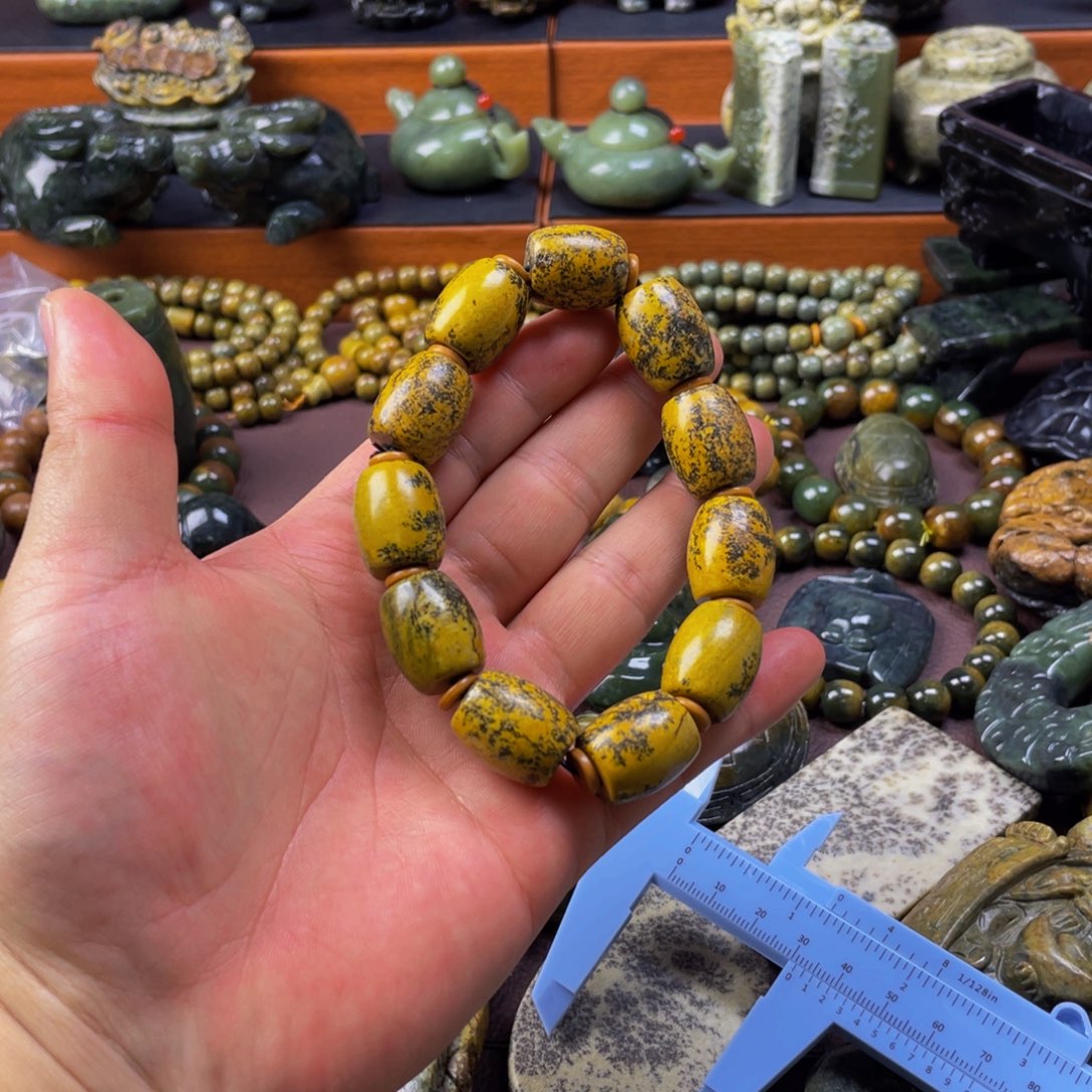 【闪购商品】未镶嵌岫岩河磨玉（透闪石质玉）挂件回*