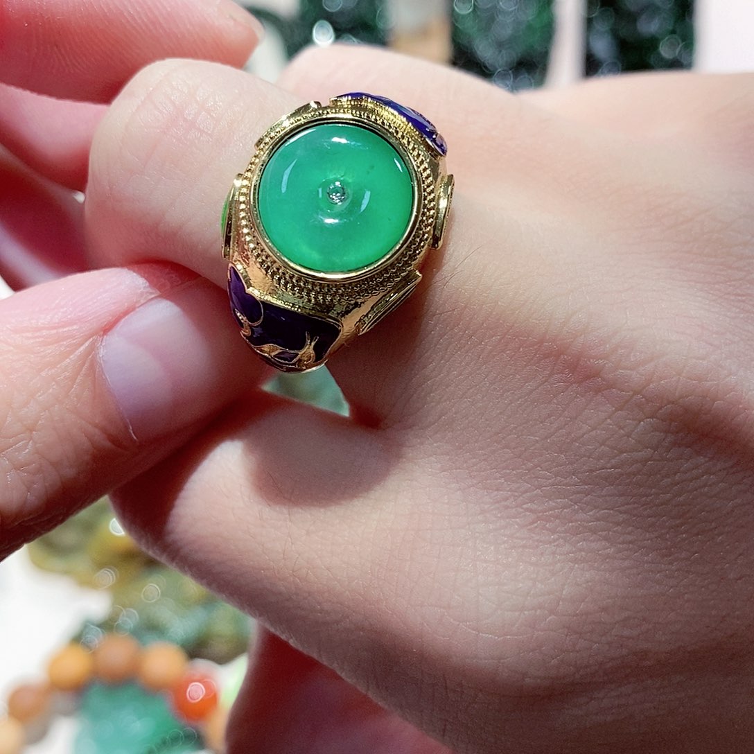 翡翠颈饰未镶嵌翡翠