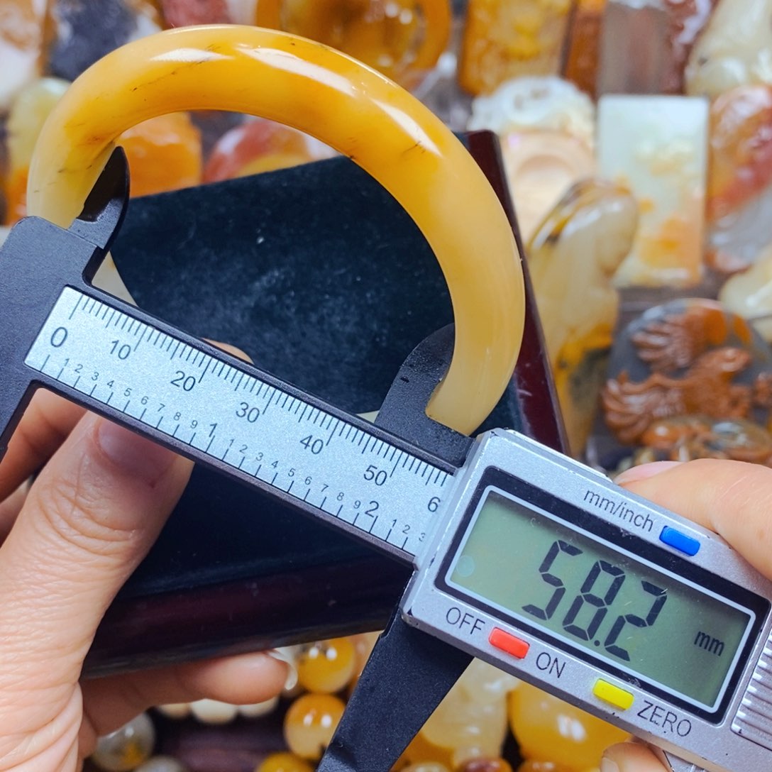 石英质玉（黄龙玉）颈饰未镶嵌