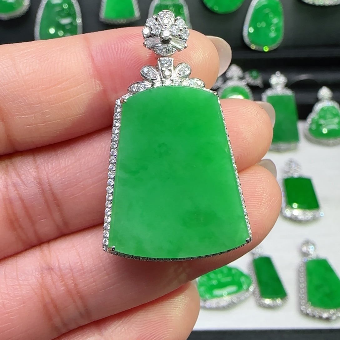 翡翠18K金镶嵌颈饰吊坠