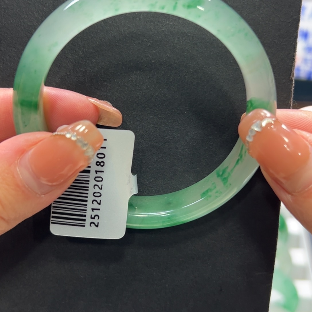 只***。石英质玉未镶嵌手镯