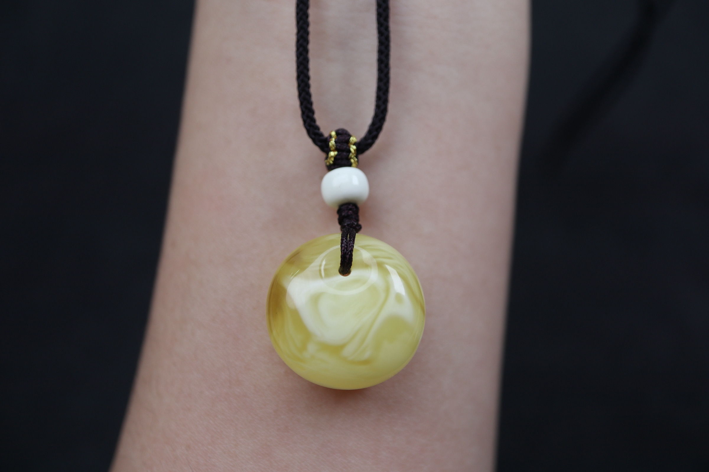 金白拉丝公主扣小吊坠，白蜡顶珠，裸重3.53g，无杂裂，