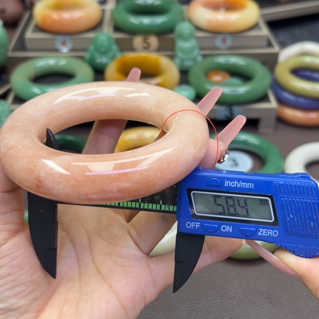 未镶嵌手镯石英岩玉