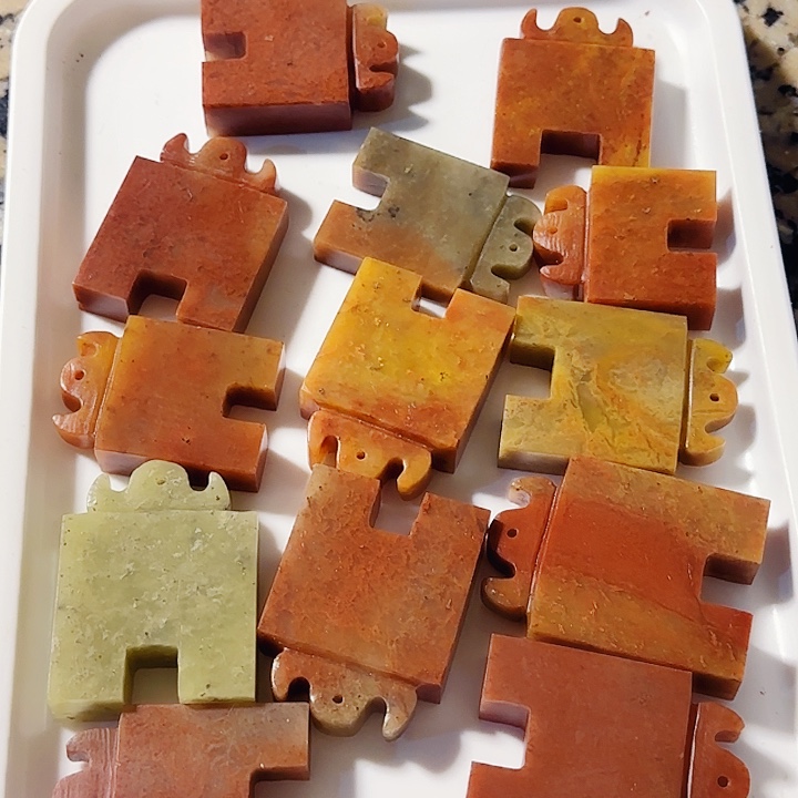 青田石印石浙江红元宝纽连珠印13个，印面尺寸1.1-1.3公分