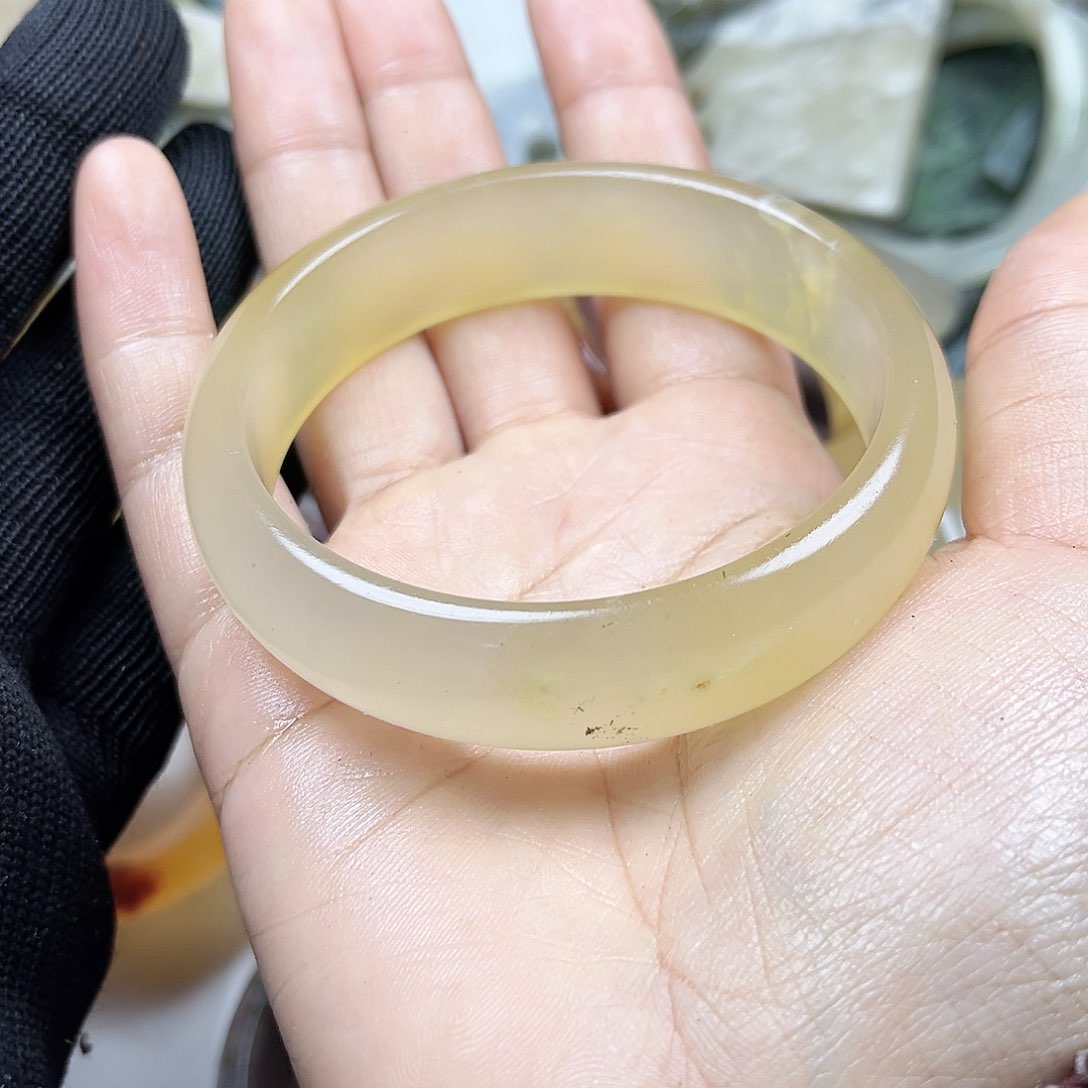 颈饰未镶嵌石英质玉