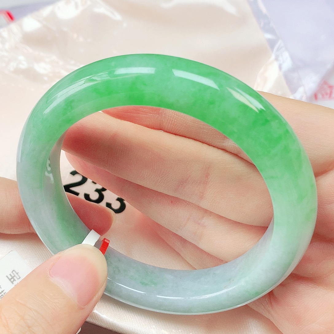 翡翠手镯未镶嵌抖音233