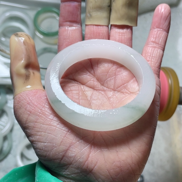 石英质玉手镯未镶嵌贝***?定制