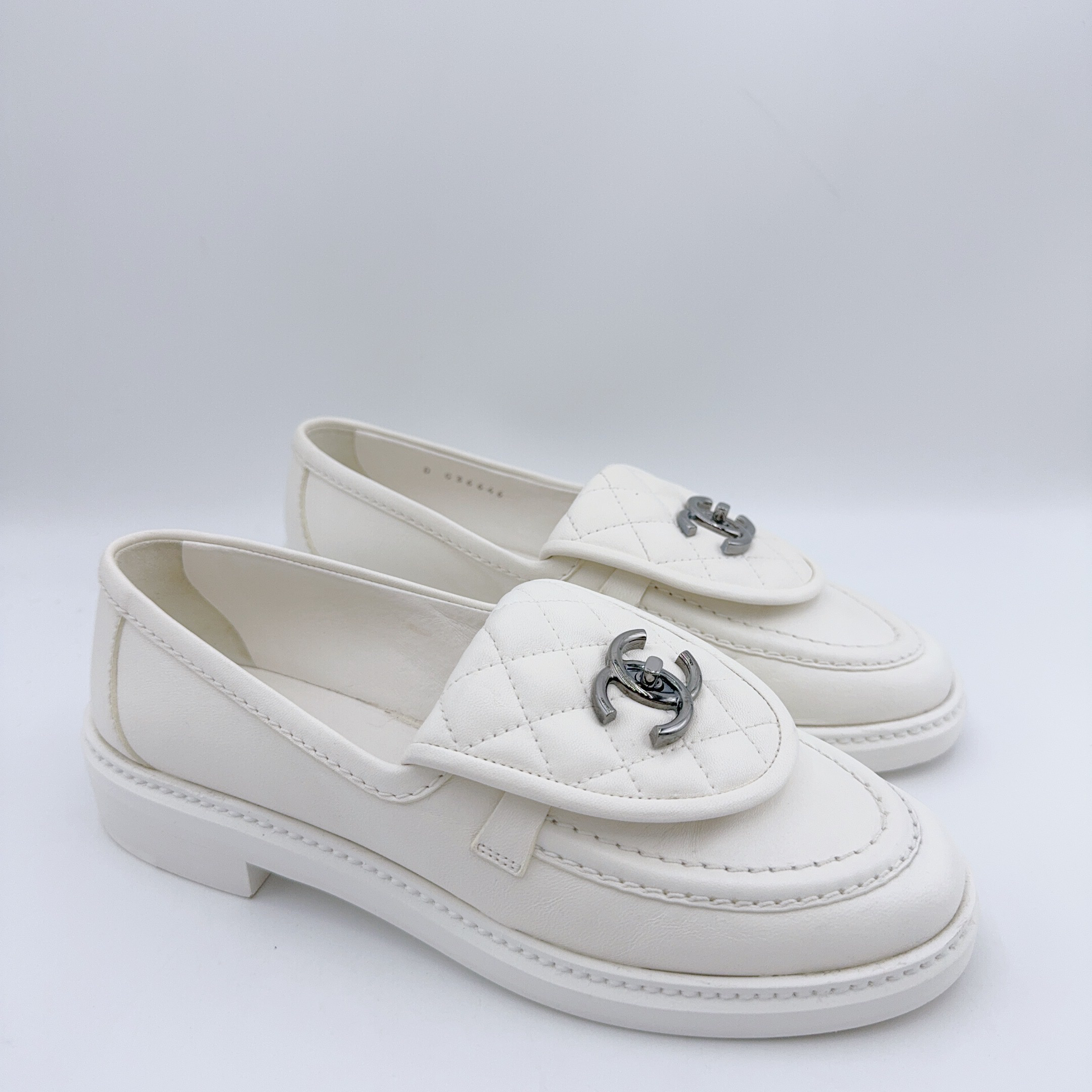 95新 Chanel/香奈儿 36码/白银书包扣乐福鞋/01947