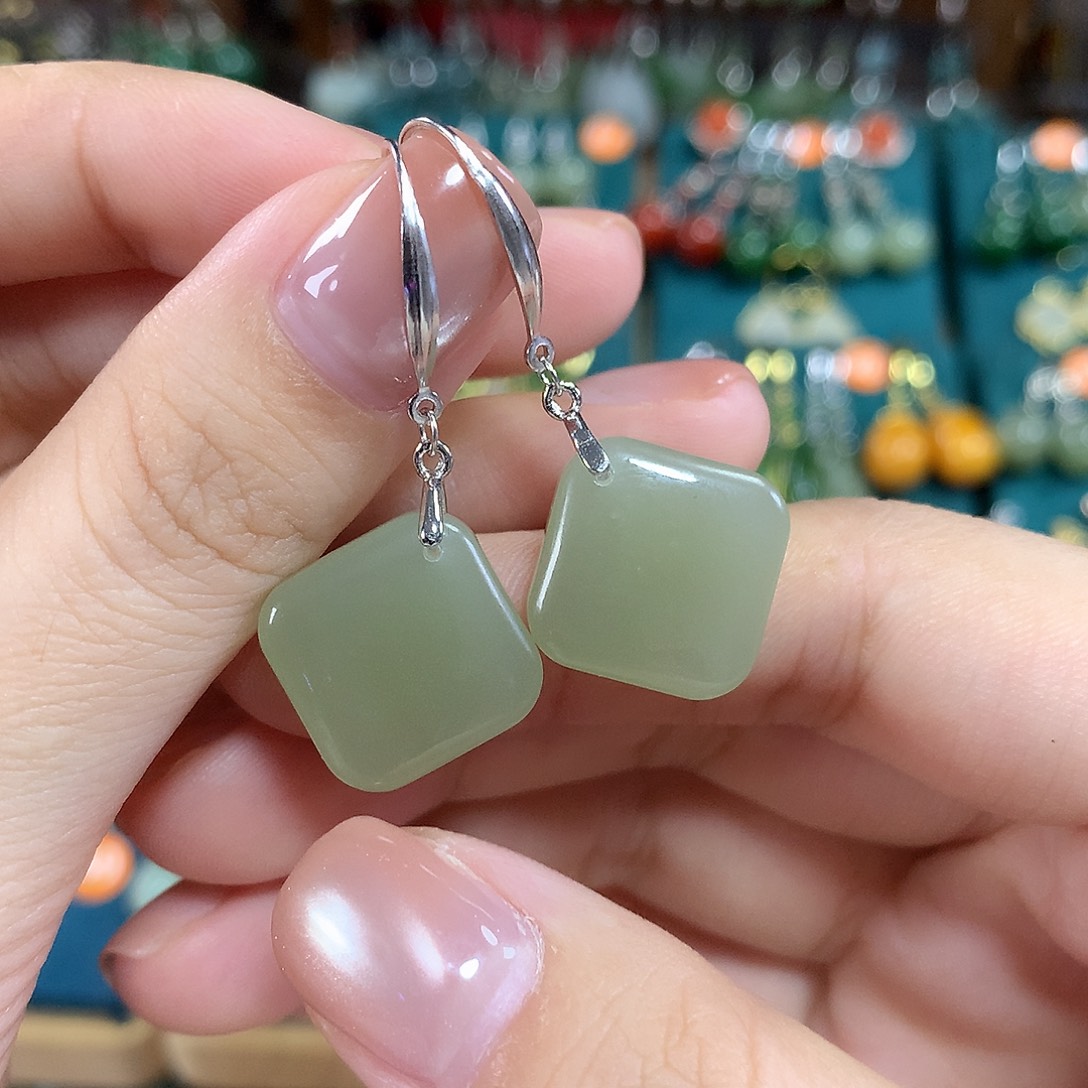 和田玉银S925镶嵌耳饰方糖卡15左右