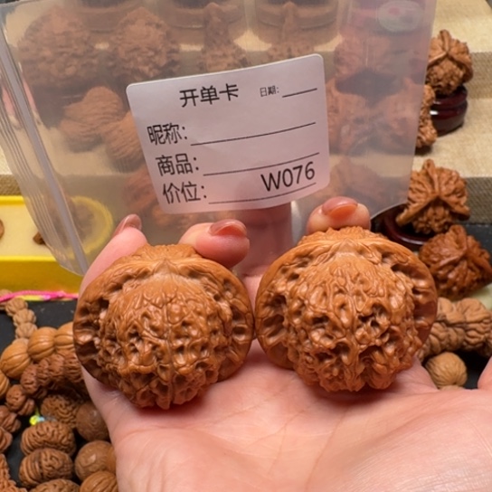 大***民桃核把件文玩三棱镜片儿的话