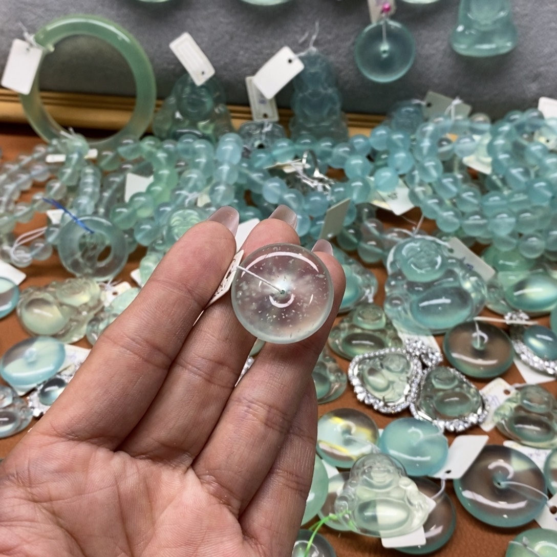 守***.蛇纹石玉未镶嵌颈饰