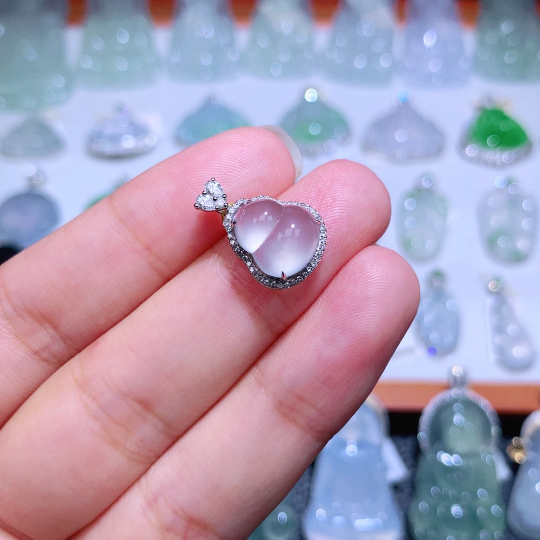 颈饰18K金镶嵌翡翠葫芦