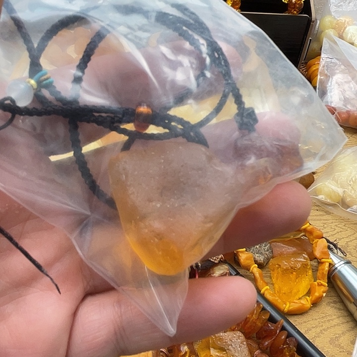 红***果琥珀未镶嵌套链吊坠