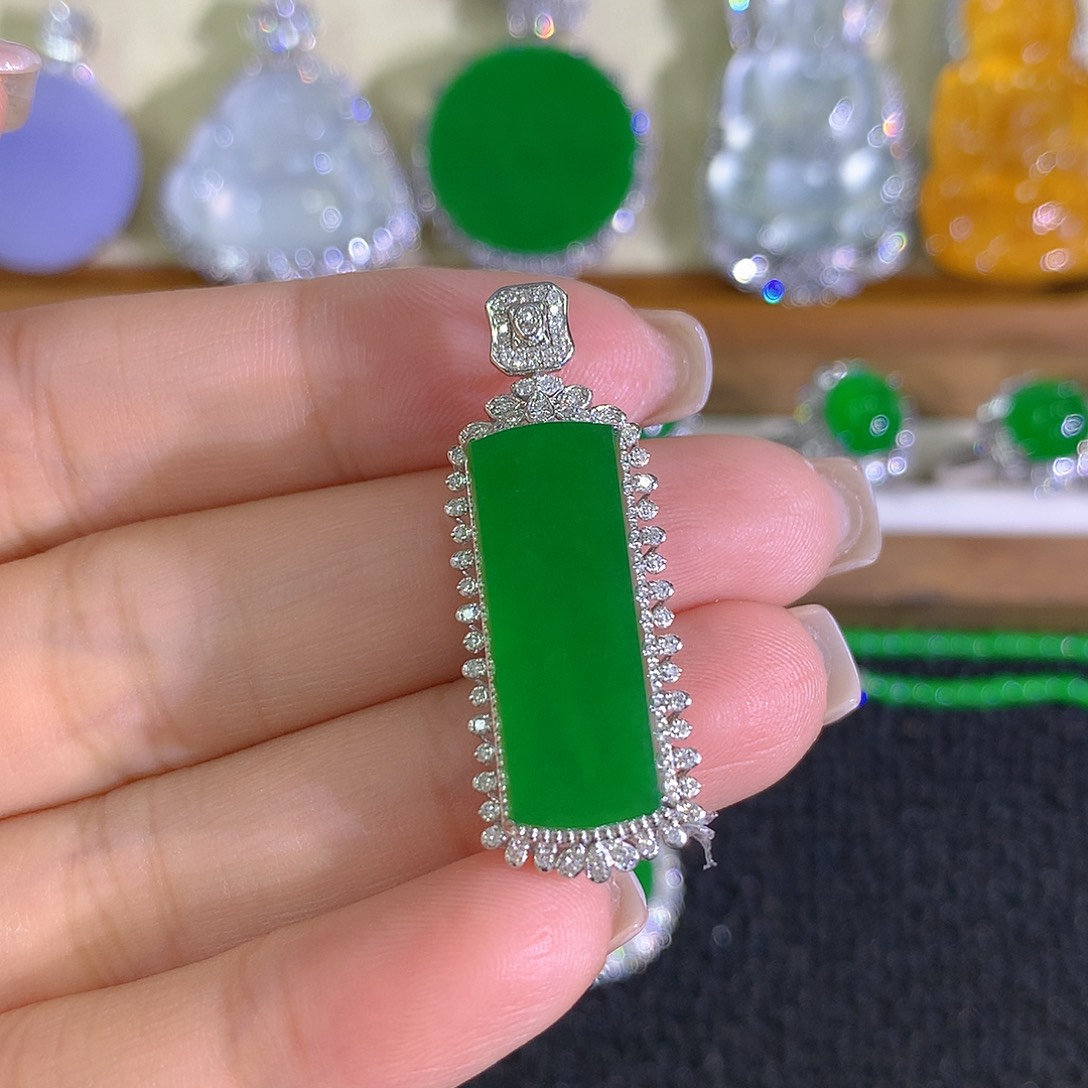 翡翠18K金镶嵌颈饰无事牌