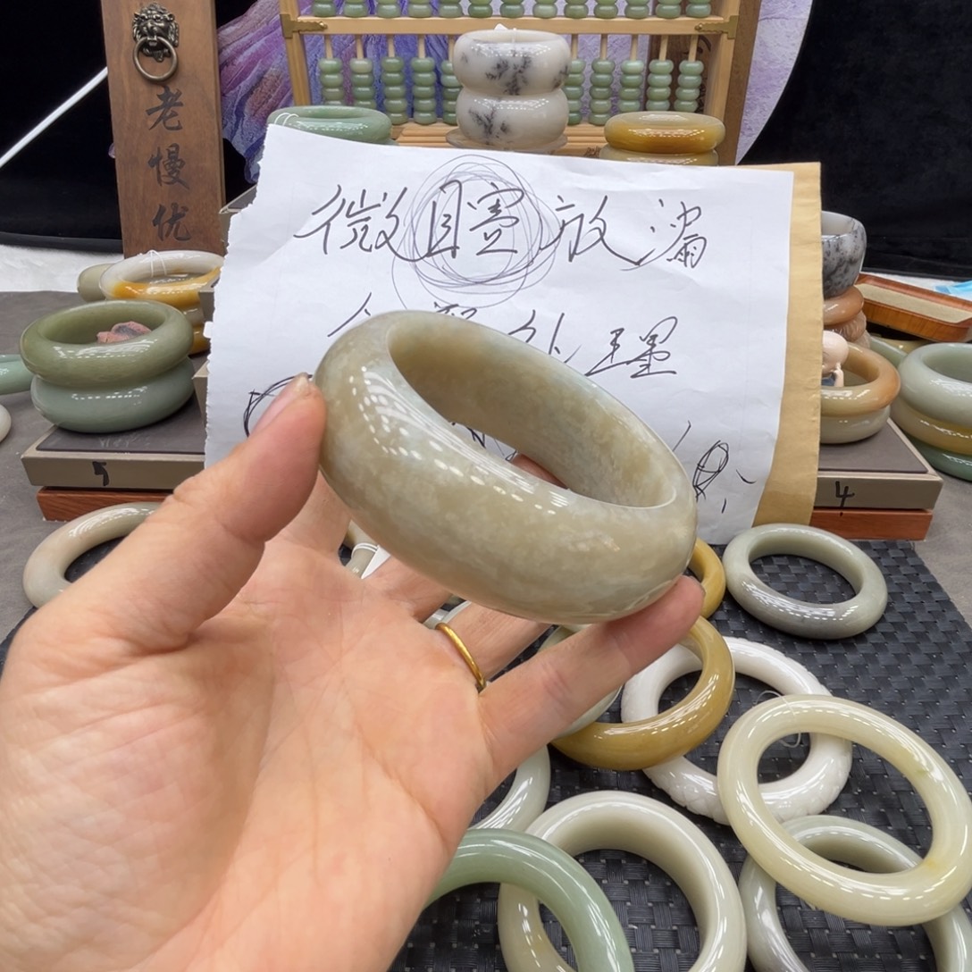 你***答石英质玉未镶嵌手镯