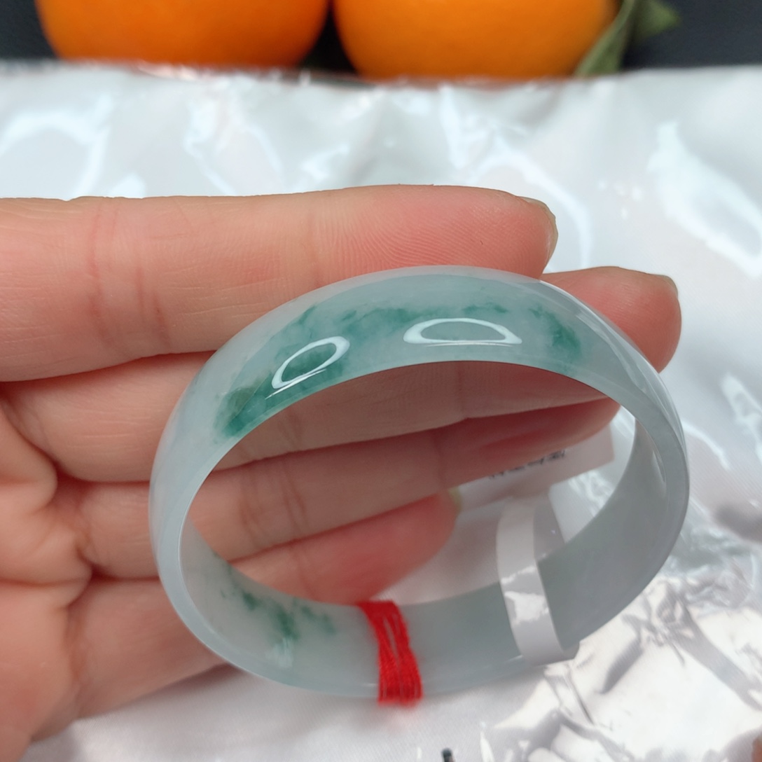 翡翠手镯未镶嵌………..