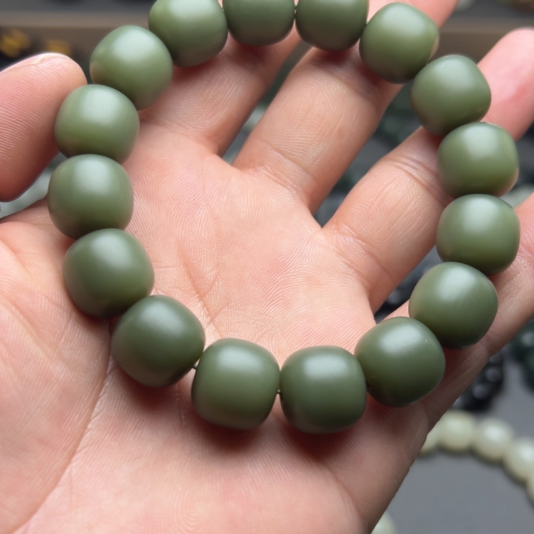 和田玉手链未镶嵌沙枣青豆青卡14