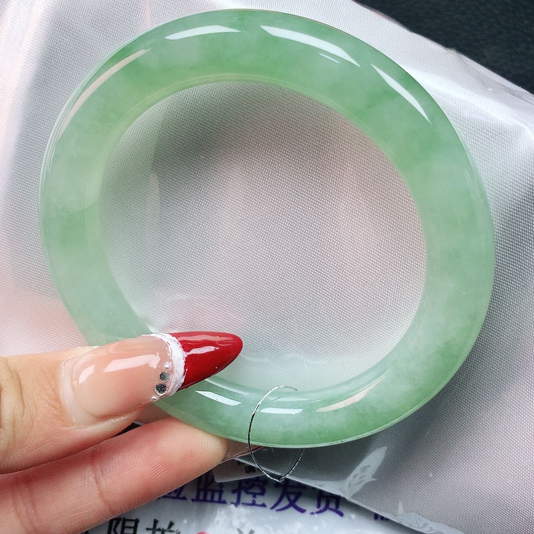 翡翠手镯未镶嵌54圈