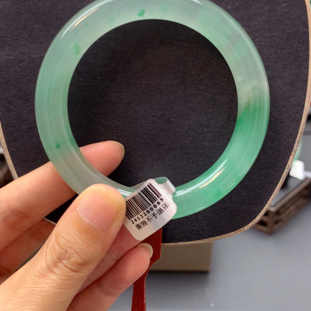 石英质玉手镯未镶嵌飞**猪