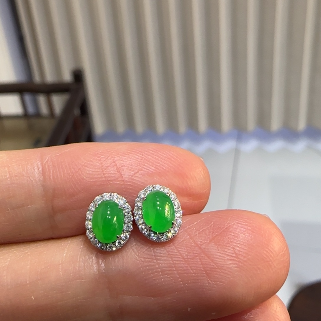 翡翠18K金镶嵌颈饰蛋面耳钉