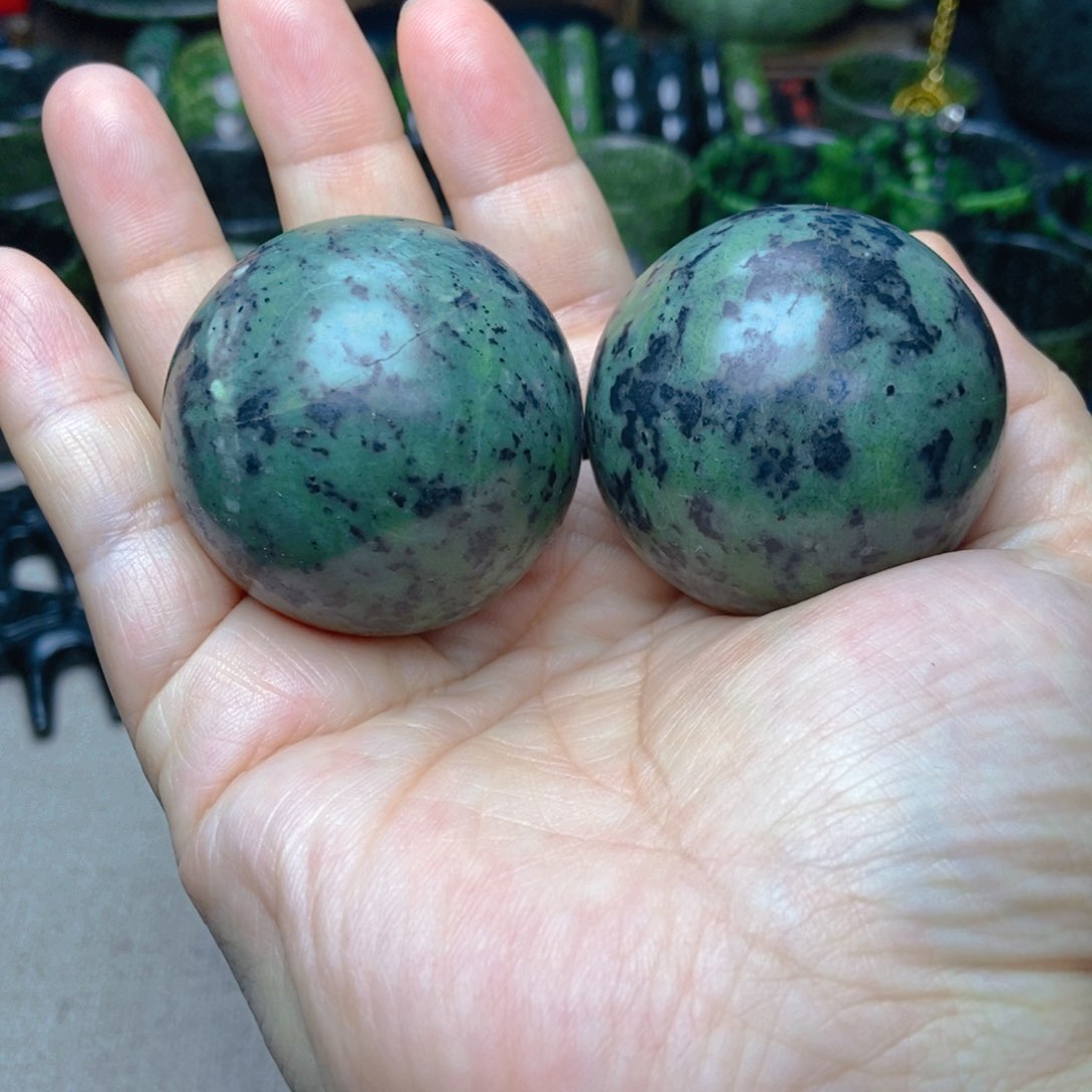 蛇纹石玉健身球未镶嵌微瑕