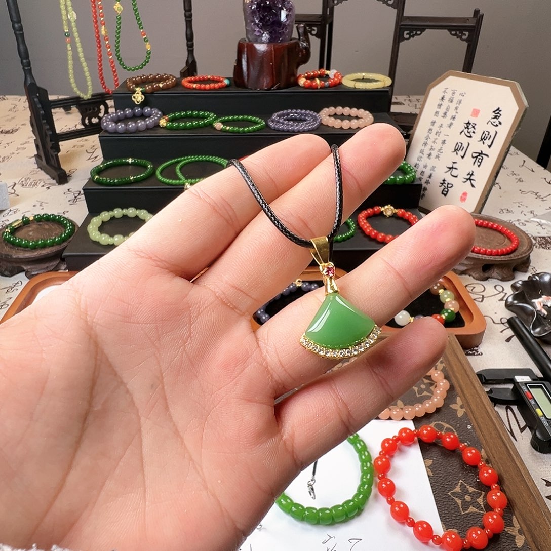 和田玉未镶嵌吊坠(赠链)小裙子吊坠