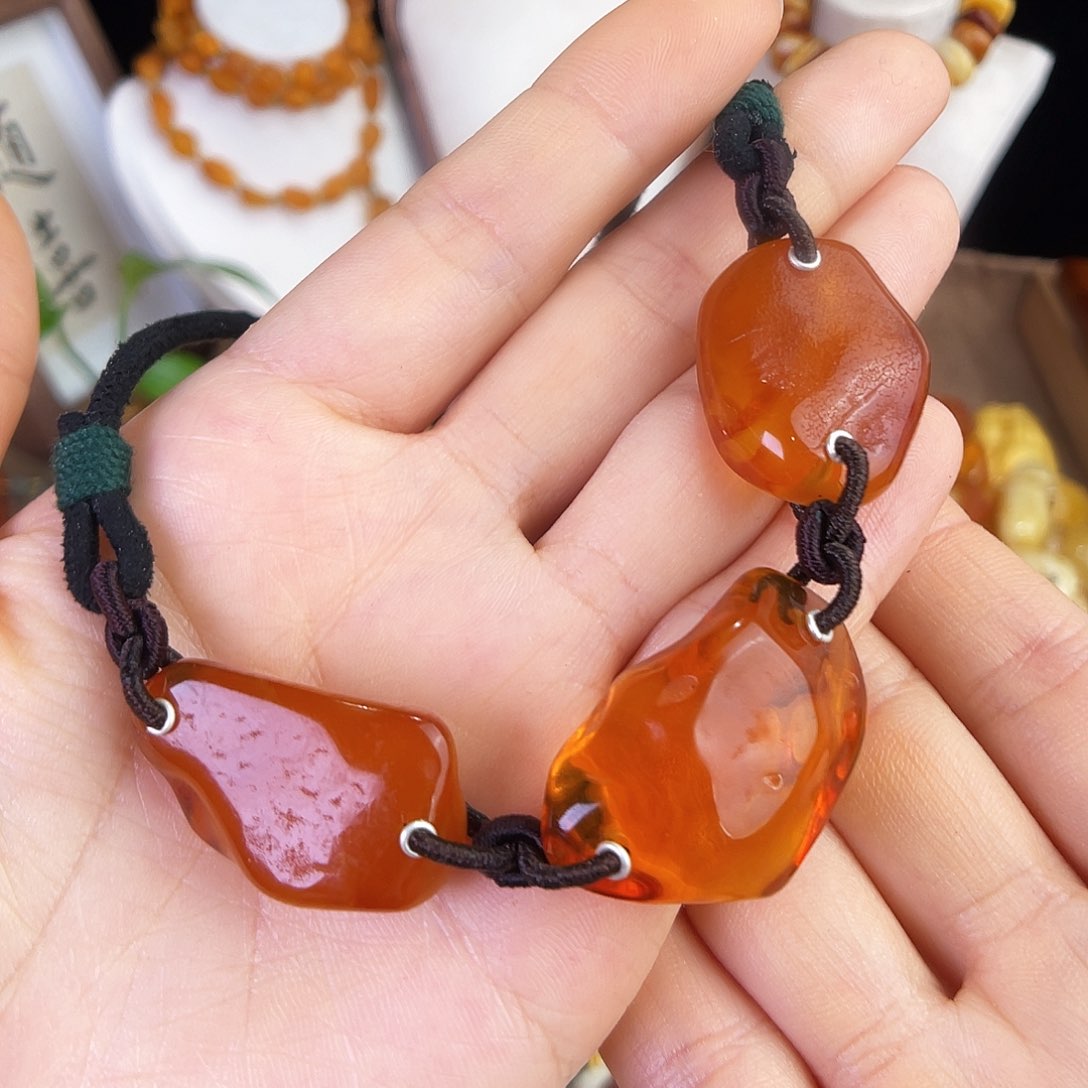 琥珀珠宝奇石未镶嵌。