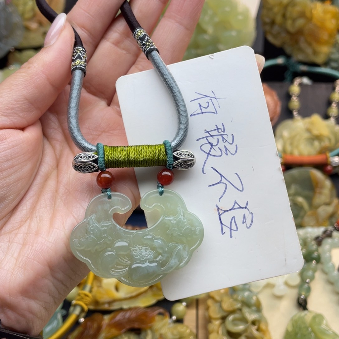 蛇纹石玉颈饰未镶嵌