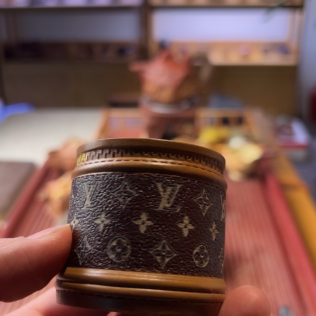 紫砂茶壶杯子和一大瓶可乐喝上