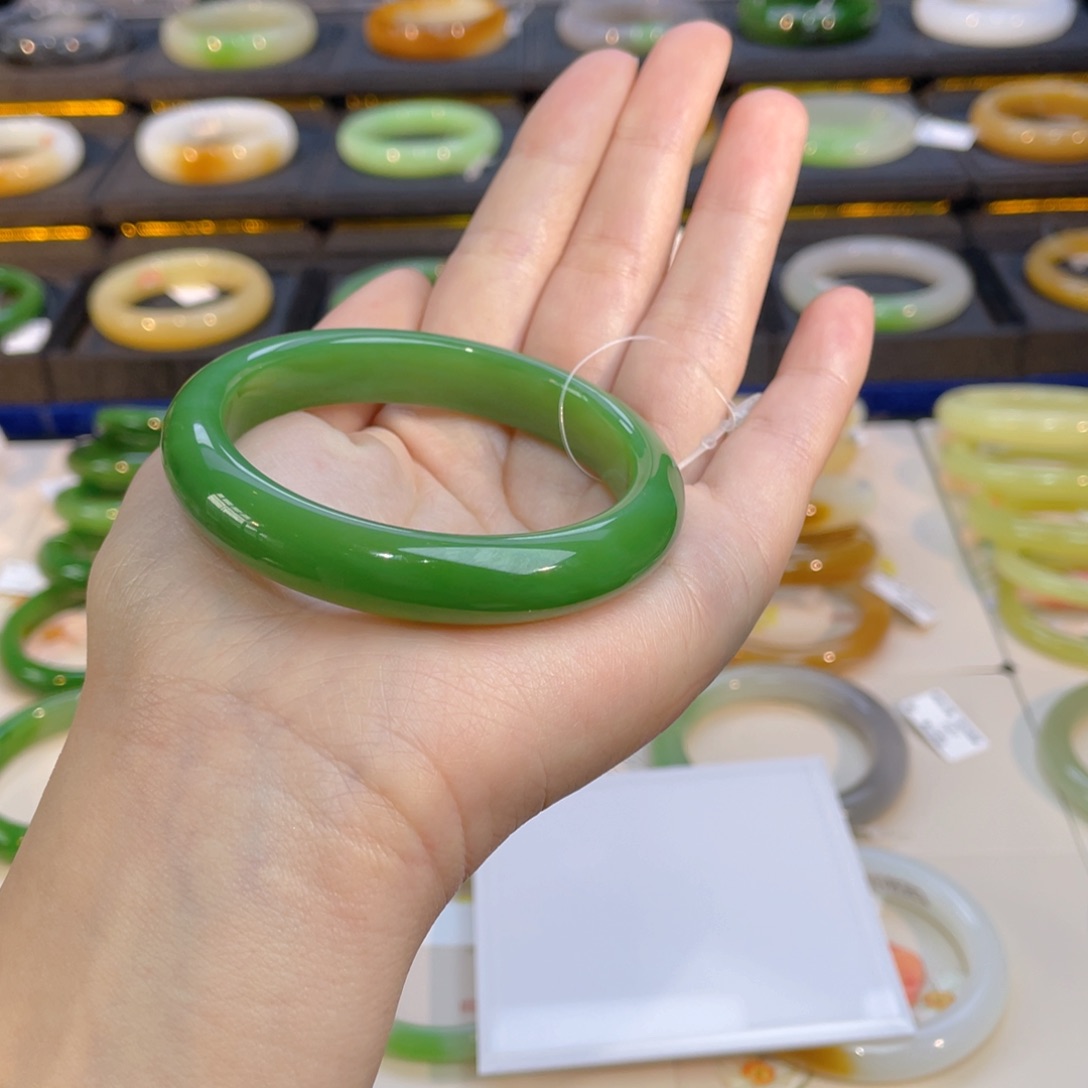 和田玉手镯未镶嵌候*