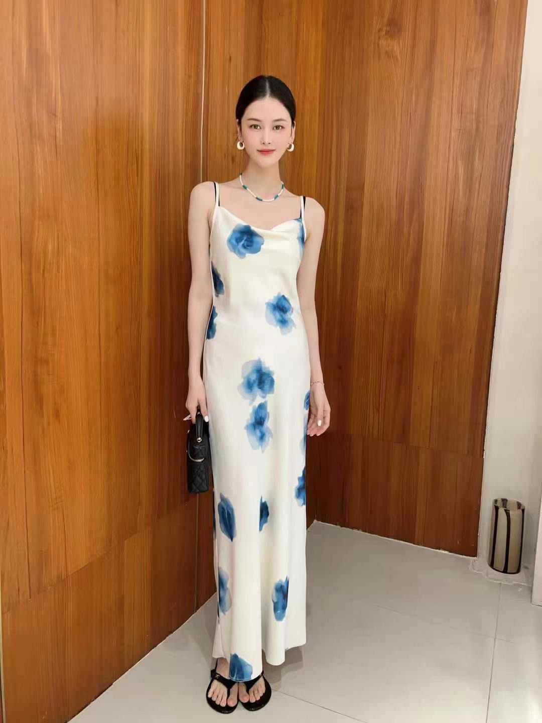 复古碎花缎面吊带连衣裙春夏款清冷感小众显瘦气质长裙