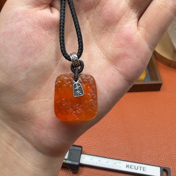 蜜蜡未镶嵌吊坠(赠链)