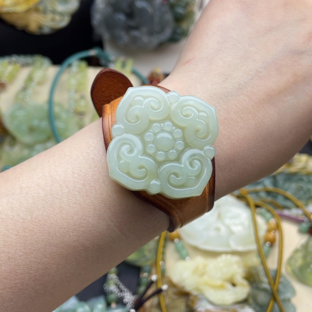 蛇纹石玉颈饰未镶嵌