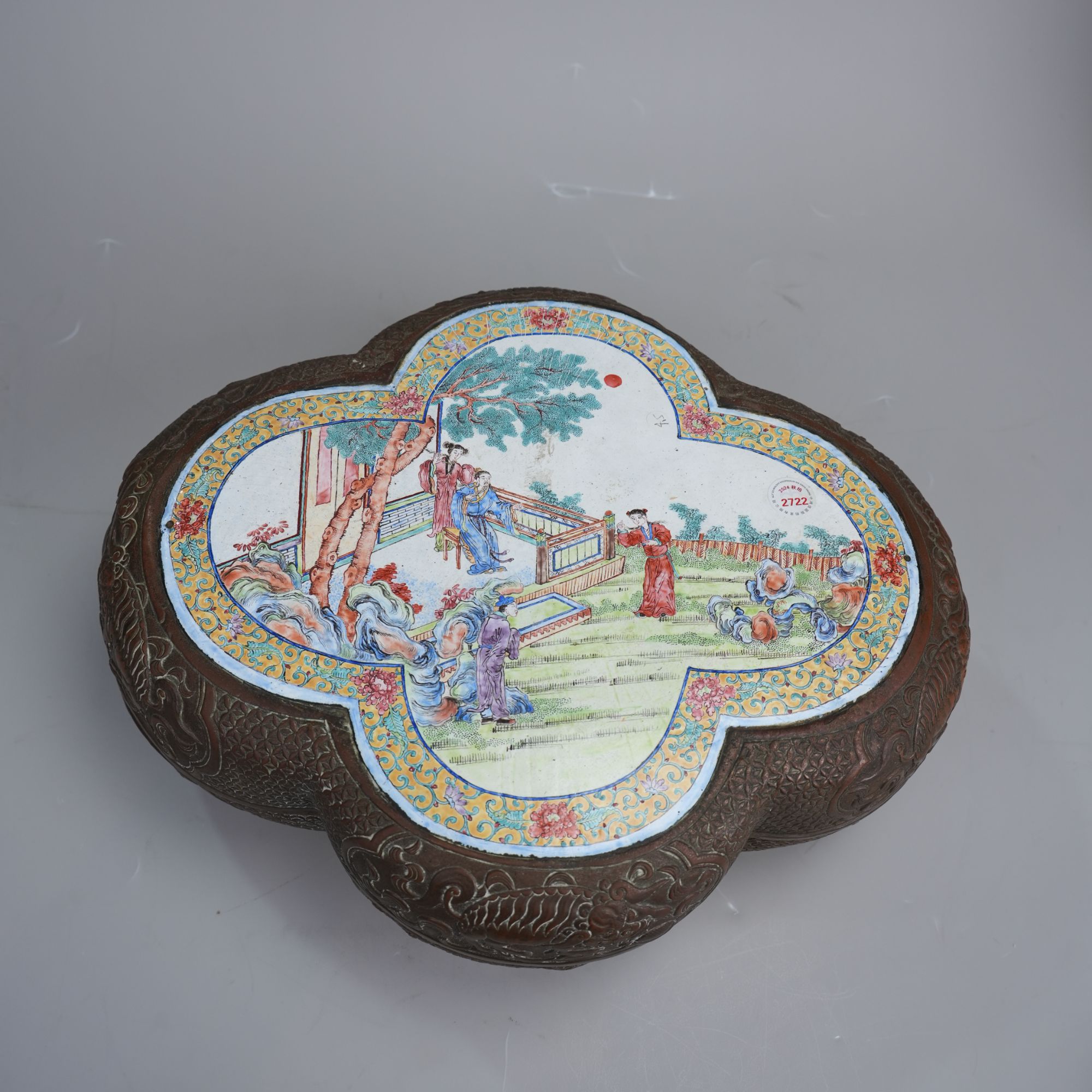 清中期铜锤揲鎏金狮子戏球纹嵌画珐琅庭园人物图海棠式捧盒