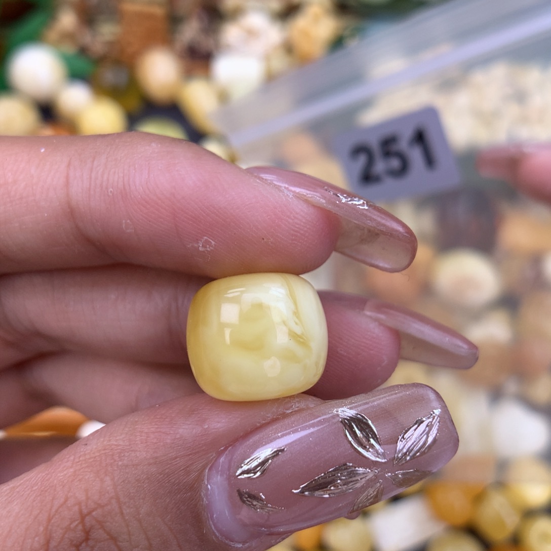 未镶嵌琥珀珠宝奇石13.4