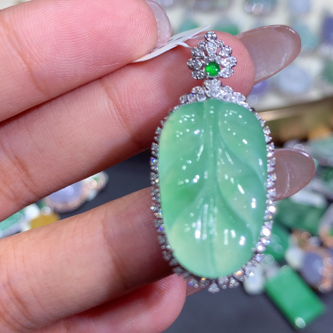 翡翠吊坠(赠链)18K金镶嵌