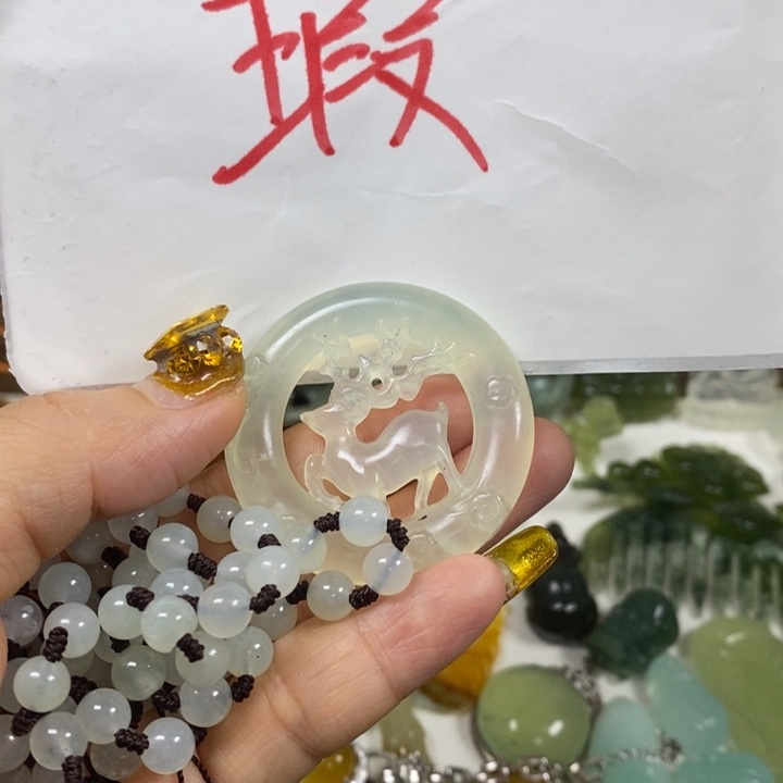 未镶嵌蛇纹石玉吊坠